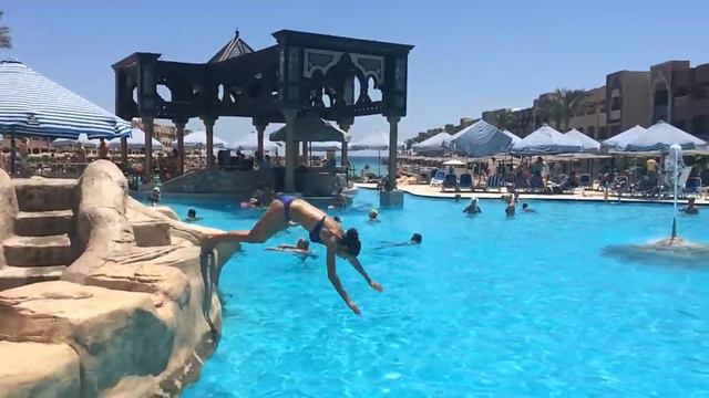 Прыжок Марии в воду. Египет. Хургада. Hotel Sunny Days El Palacio. 25. 05. 2014 смотреть онлайн