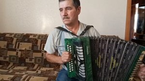 Белым снегом на гармошке.