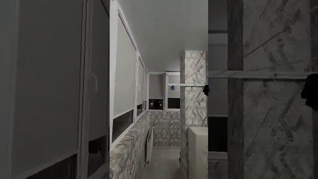 Какие выбрать рулонные шторы на балкон или лоджию в интерьере. Посмотреть ткань Альфа серый.