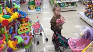 ДЕТИ ИГРАЮТ В МАГАЗИНЕ С ПУПСИКАМИ / ДЕВОЧКИ ХОТЯТ ОСТАТЬСЯ В МАГАЗИНЕ ИГРУШЕК