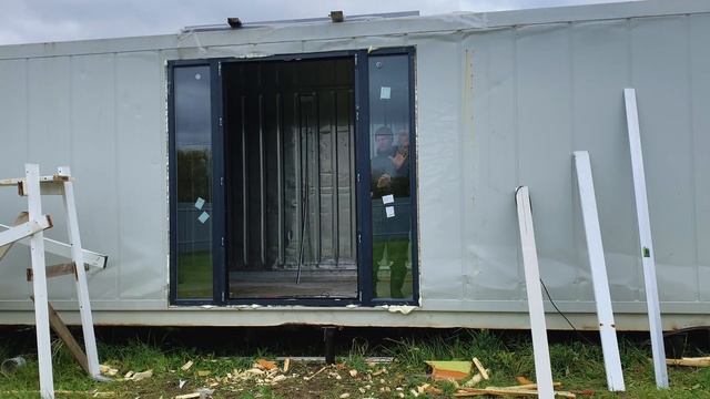 Вставляем панорамные окна Rehau в морском контейнере #домизконтейнеров, #морскойконтейнер