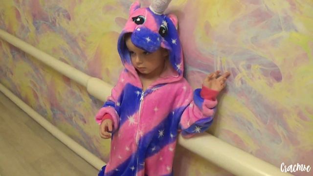 Реакция ребенка на новые обои в детской комнате. Комната ЕДИНОРОГА))) смотреть онлайн