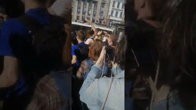 Полиция ? задержала девушку митенг в спб, Невский проспект. смотреть онлайн