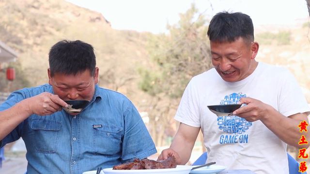 农村小伙被逼“上梁山”，只为大口吃肉喝酒，星哥立马安排！【黄土兄弟】