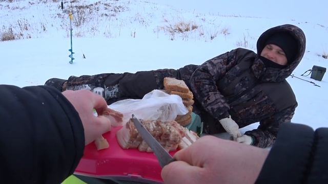 ЧТО С СОБСТВЕННЫМ ОЗЕРОМ ? Окуня ТОПЯТ и утягивают удочки | Рыбалка на живца смотреть онлайн