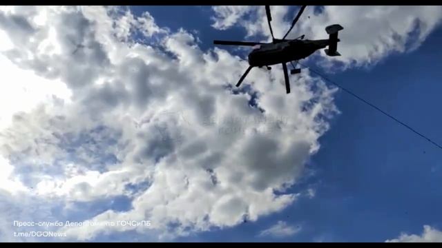 Тушение пожара вертолетами на складах Озон. Новая Рига. 3.08.2022.mp4 смотреть онлайн