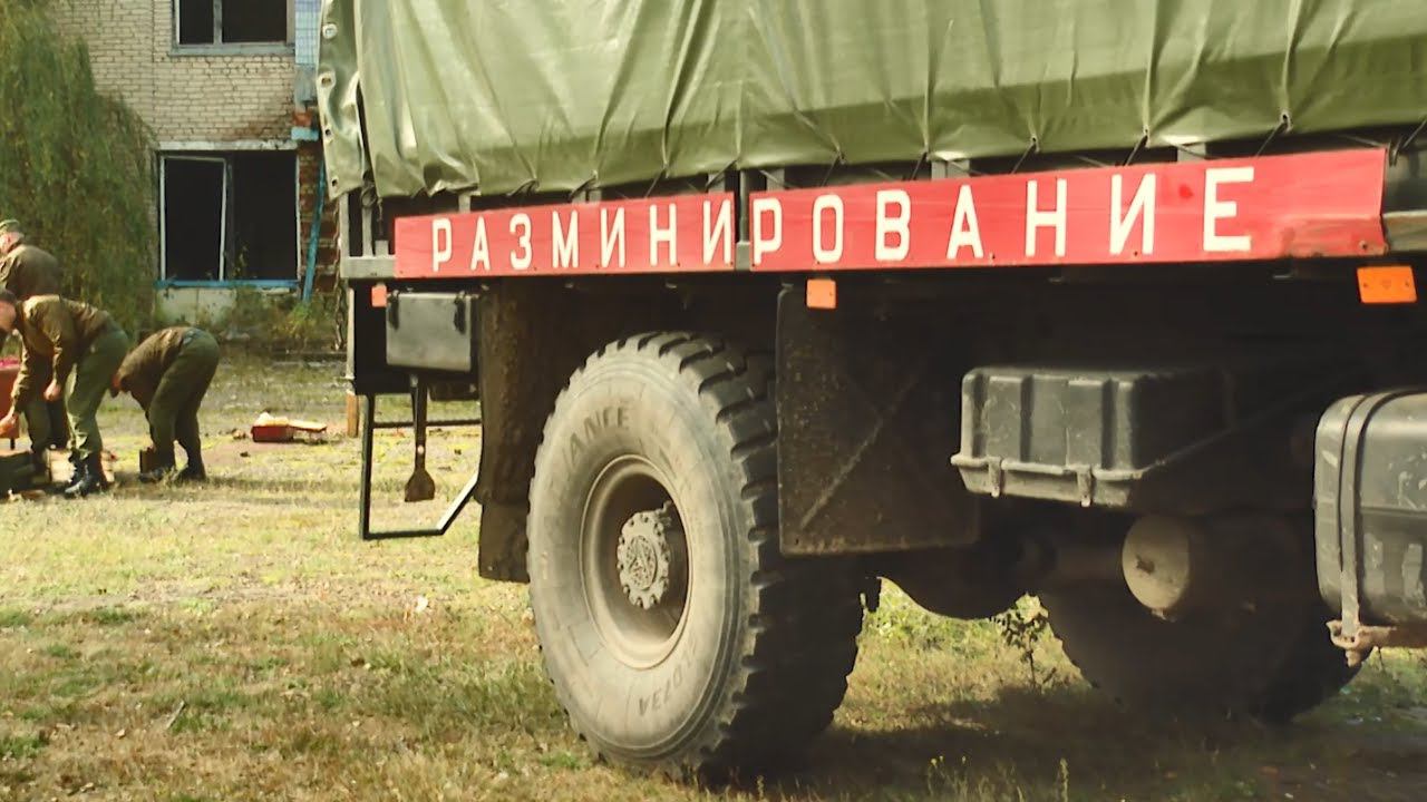 Работа военных саперов по сносу аварийного здания