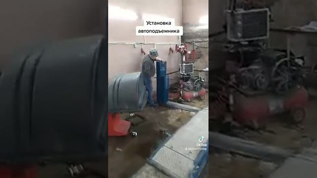 Установка ножничного автоподъемника. Обзор подъемника. ??
