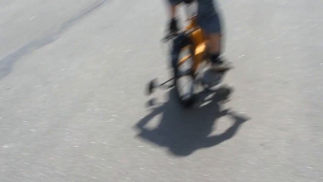 Дети катаются на скейте, самокате, велосипеде, роликах.Соревнования Гонки смотреть онлайн