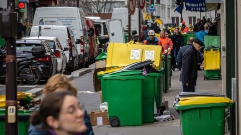 Неромантичные виды: Париж утопает в мусоре и отходах