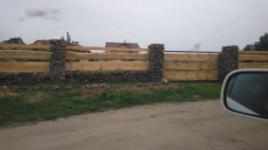 Красивый забор из камня и дерева.
