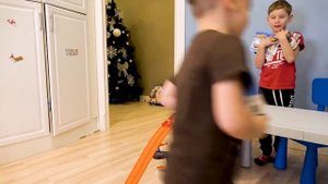 Лев и Глеб играют в Детской Игровой Комнате и находят новые машинки Хот Виллс