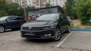 Установили выезжающую камеру заднего вида на Volkswagen Passat B8 в штатное место.