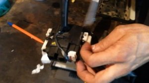 Снятие левого подрулевого переключателя мицубиси каризма