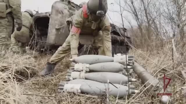 Военнослужащие ФСВНГ работают с кочующим миномётом