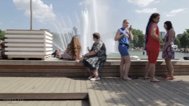 Парк Горького, спорт площадка, купание выпускниц в фонтане