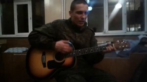 Сбивает чёрным сапогом.