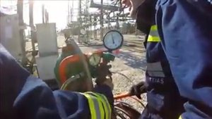 Работы на подстанции. Заправка элегазового выключателя