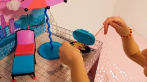 Монстр под диваном у кукол ЛОЛ. Марина готовит ему кушать.