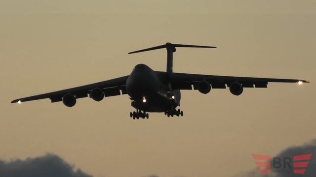 (HD) US Air Force C-5M Super Galaxy Evening Arrival! смотреть онлайн