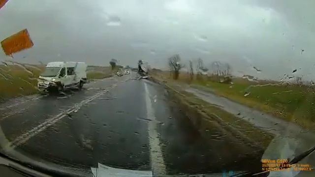 Шквалистый ветер снес фуру на дороге между городами Познань и Оборники (Польша, 17 февраля 2022) смотреть онлайн