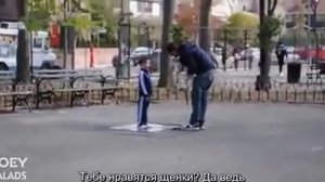 Незнакомец уводит ребенка с детской площадки
