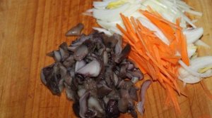 Тушеные грибы с овощами в соусе