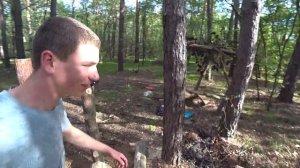 Сделал стены. Охотничий домик в лесу изба . выживание