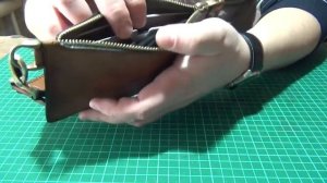 Пара простых изделий из кожи.