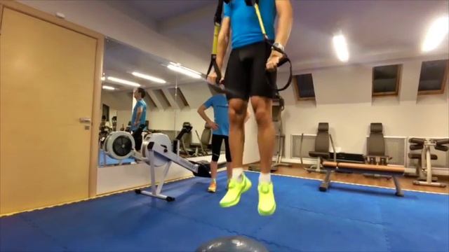 Плиометрика. Выпрыгивание вверх на босу с опорой TRX