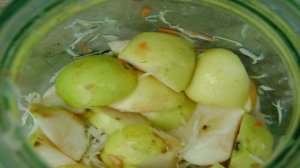 Квашеная капуста с яблоками