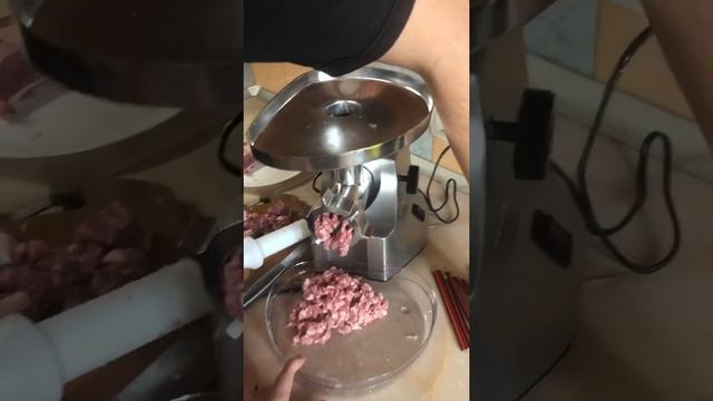 Оцениваем мощность мясорубки Wollmer M901. Пробуем перемолоть жирную свинину и карандаши. смотреть онлайн