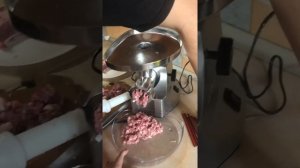 Оцениваем мощность мясорубки Wollmer M901. Пробуем перемолоть жирную свинину и карандаши.