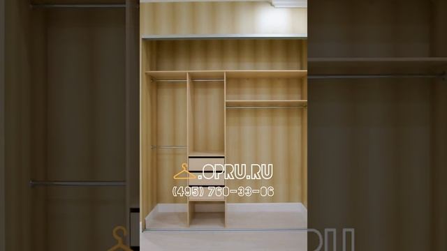 Встроенный шкаф в нишу на заказ. Раздвижные двери, белое стекло, по своим индивидуальным размерам.