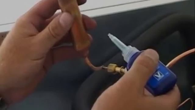 Ремонт холодильника - установка муфт Локринга на компрессор смотреть онлайн