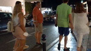 Знаменитый и самый посещаемый Пуэрто Банус в Марбелье ночью в Андалусии