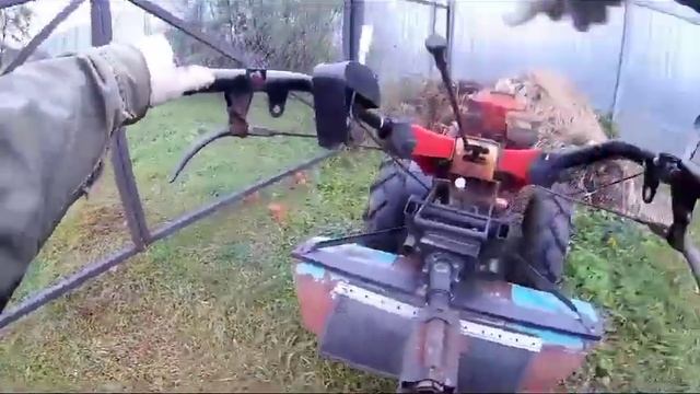 Фрезерую сидя на приставке к мотоблоку. смотреть онлайн