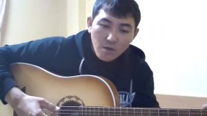 Казах играет на гитаре и поет.