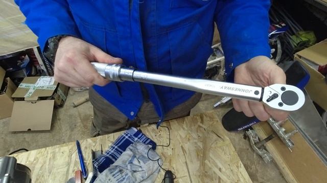 SUZUKI DRZ ЧАСТЬ 2. ОБСЛУЖИВАЕМ ДВИГАТЕЛЬ. смотреть онлайн