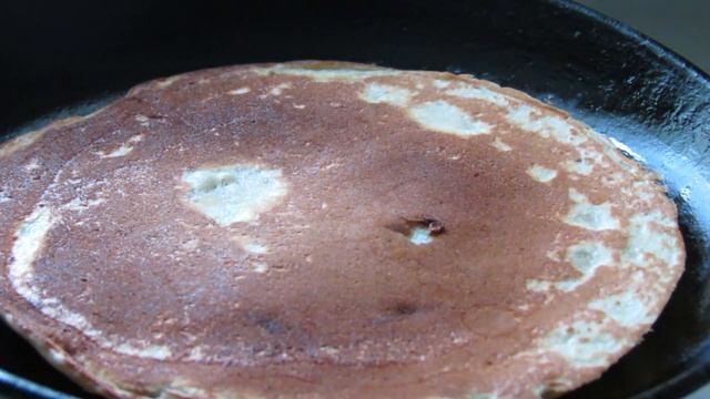 МАСЛЕНИЦА 2022 года.Рецепт САМЫХ ВКУСНЫХ БЛИНОВ / Как приготовить БЛИНЫ с бананом и БАНАНОВЫЙ СОУС смотреть онлайн