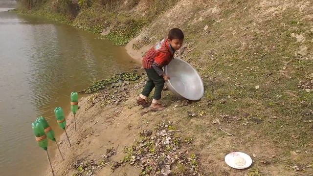 Best Fishing Video 2022 | Traditional Boy Catching Big fish With Plastic Bottle Fish Hook By River смотреть онлайн