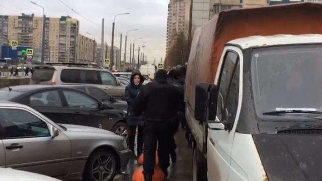 ОМОН пришел в универсам "Народный" смотреть онлайн