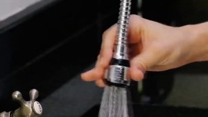 Насадка на кран с двумя режимами разбрызгивания