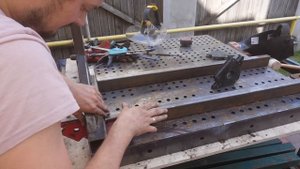 СДЕЛАЛ еще ОДИН СТОЛ в свой КРОШЕЧНЫЙ гараж// ОТКИДНОЙ СВАРОЧНЫЙ стол-ТРАНСФОРМЕР СВОИМИ РУКАМИ