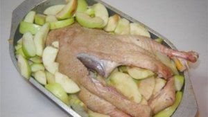 Утка с яблоками в утятнице