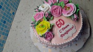 Торт для женщины, разукрашиваю   цветами роз и эустомы.