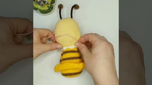 Пришиваем щечки вязаной игрушке