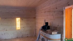 Брусовой дом в полтора этажа с эркером