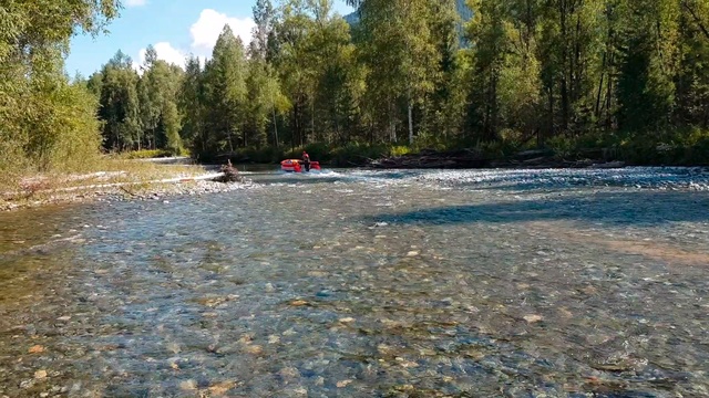 Вот так едет лодка ВЫДРА по мели, почти без воды смотреть онлайн