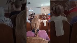 В церкви, во время пения, Господь забрал душу, поющей женщины.